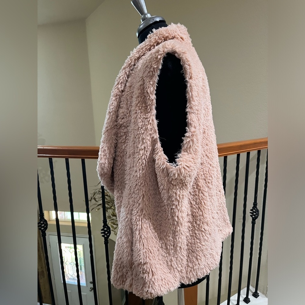 Calvin Klein FAUX FUR, BLUSH PINK WOMENS VEST, SIZE XL. - Picture 5 of 9